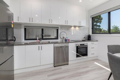 Chic 2-Bed Home With Backyard, BBQ & Parking - Sunshine Coast Tourism 1