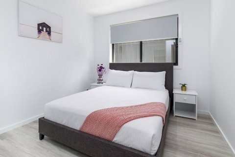 Chic 2-Bed Home With Backyard, BBQ & Parking - Sunshine Coast Tourism 3