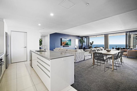 Circle On Cavill Sub Penthouse W/ 4 Bedrooms - Sunshine Coast Tourism 1