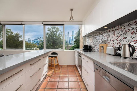 City Lights And Lake Breezes Near Albert Park - Sunshine Coast Tourism 1