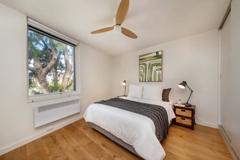 City Lights And Lake Breezes Near Albert Park - Sunshine Coast Tourism 4