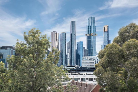 City Lights And Lake Breezes Near Albert Park - Sunshine Coast Tourism 2