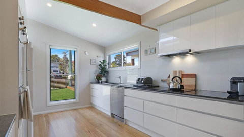 Coastal Bungalow - Sunshine Coast Tourism 3