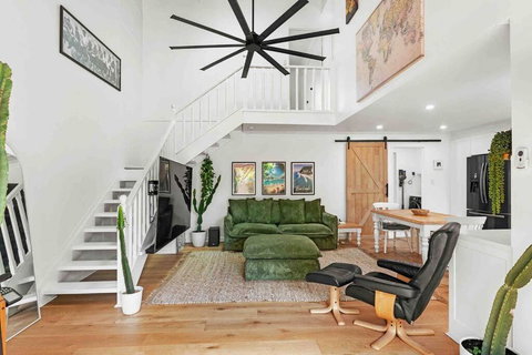 Coastal Comfort In Burleigh Heads Parking And WIFI - Sunshine Coast Tourism 1