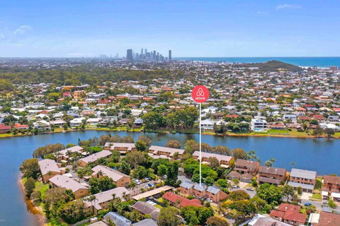 Coastal Comfort In Burleigh Heads Parking And WIFI - Sunshine Coast Tourism 3