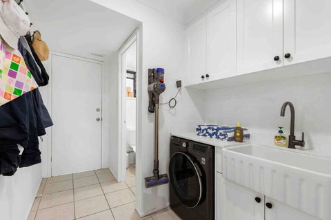 Coastal Comfort In Burleigh Heads Parking And WIFI - Sunshine Coast Tourism 4