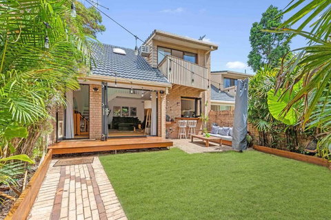 Coastal Comfort In Burleigh Heads Parking And WIFI - Sunshine Coast Tourism 0