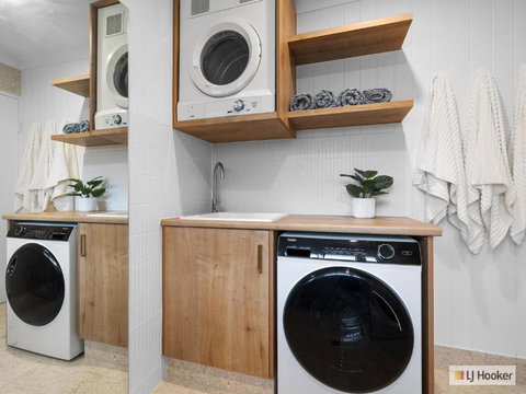 Coastal Creekfront With Pontoon Access - Sunshine Coast Tourism 3