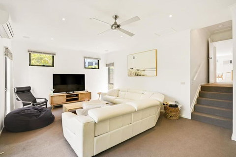 Coastal Rosebud Family Home - Steps From The Beach - Sunshine Coast Tourism 3