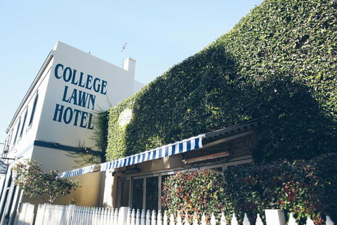 College Lawn Hotel - Sunshine Coast Tourism 1