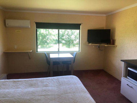 Colonial Inn Guest Rooms - Sunshine Coast Tourism 4