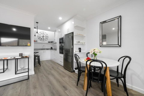 Comfort & Style - Luxurious Central Apartment - Sunshine Coast Tourism 1