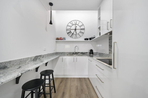 Comfort & Style - Luxurious Central Apartment - Sunshine Coast Tourism 3