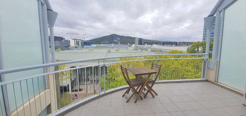 Dana-Central Apartment With Mount Ainslie Views - Sunshine Coast Tourism 3