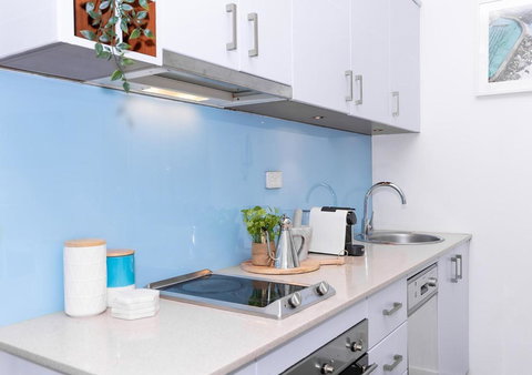 COZY BEACH FRONT STUDIO WITH AIRCON - Sunshine Coast Tourism 4