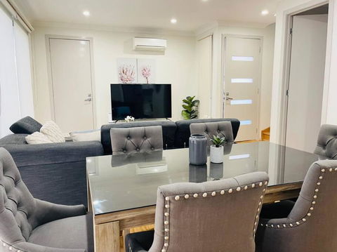 D112 Braybrook Central Stay-Great Getaway - Sunshine Coast Tourism 3