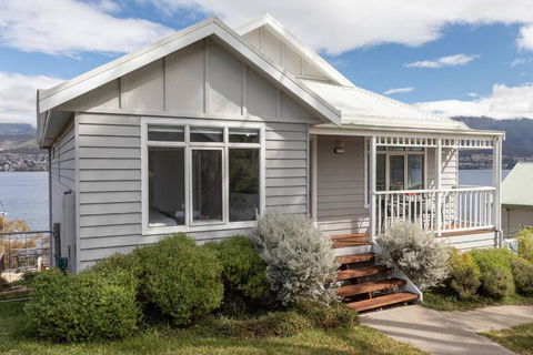 Derwent River Cottage - Tranquil Waterfront Living - Holiday Sunshine Coast 0