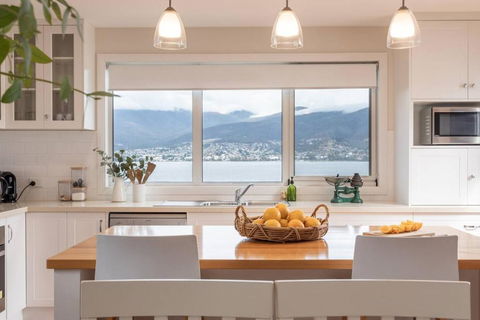 Derwent River Cottage - Tranquil Waterfront Living - Holiday Sunshine Coast 4
