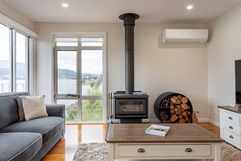Derwent River Cottage - Tranquil Waterfront Living - Holiday Sunshine Coast 3