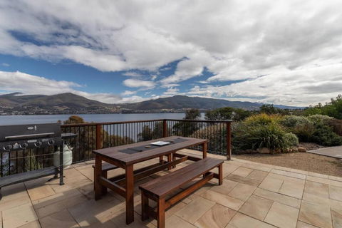 Derwent River Cottage - Tranquil Waterfront Living - Holiday Sunshine Coast 2