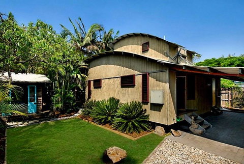 2b Manfred St - The Wave House - Sunshine Coast Tourism 1