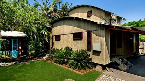 2b Manfred St - The Wave House - Sunshine Coast Tourism 0