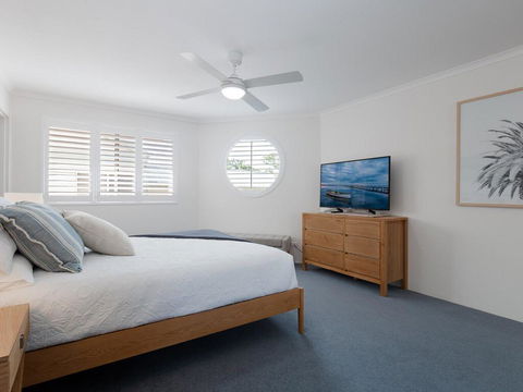 3 'Pelican Sands', 83 Soldiers Point Rd - Stunning Waterfront Unit With Magical Water Views & Air Conditioning - Sunshine Coast Tourism 1