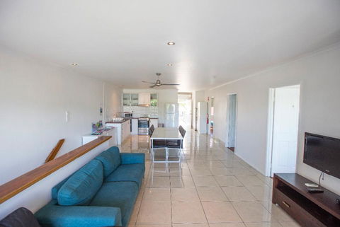 3 Bedroom Apartment // Spence St - Sunshine Coast Tourism 0