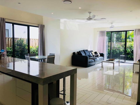 3 Bedroom Executive Luxury Beachside Townhouse - Sunshine Coast Tourism 0