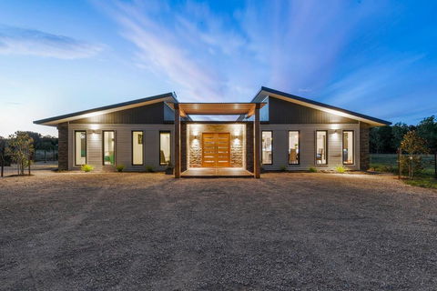 3 WISE MONKEYS, MANSFIELD - Sunshine Coast Tourism 0