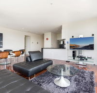 3-Bed Apartment with Parking Near Parks and Dining - Holiday Sunshine Coast