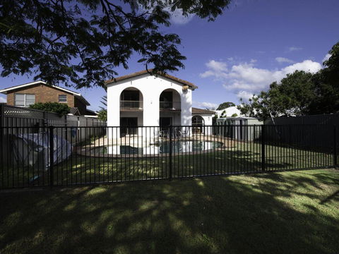 31 Rest Point Absolute Waterfront With Jetty - Holiday Sunshine Coast 3
