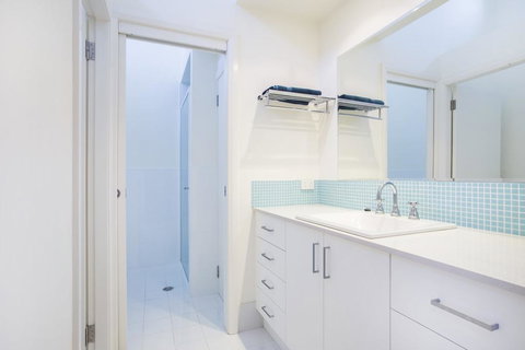 33 Bangalow - Narrawallee's Beautiful Bungalow - Holiday Sunshine Coast 1