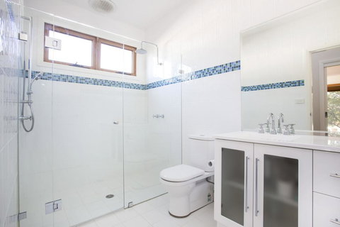 33 Bangalow - Narrawallee's Beautiful Bungalow - Holiday Sunshine Coast 3