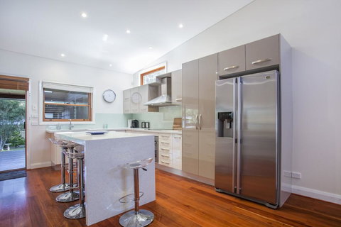 33 Bangalow - Narrawallee's Beautiful Bungalow - Holiday Sunshine Coast 2