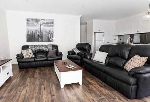 4 Bedroom Inner City Townhouse - SLEEPS 9 !! - Holiday Sunshine Coast 0