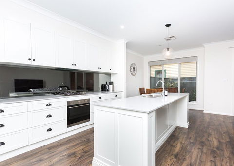 4 Bedroom Inner City Townhouse - SLEEPS 9 !! - Holiday Sunshine Coast 1