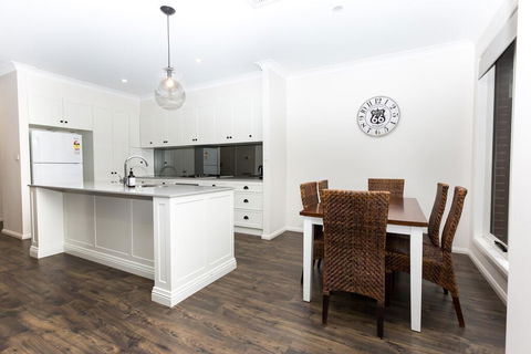 4 Bedroom Inner City Townhouse - SLEEPS 9 !! - Holiday Sunshine Coast 3