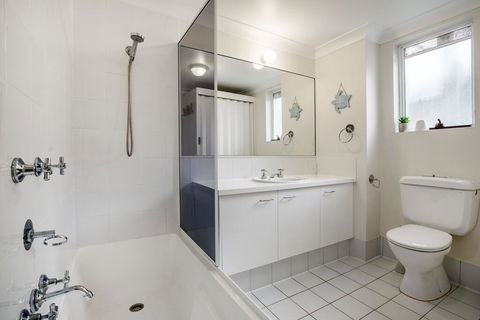 4 Cote D Azur 6 Douglas Street - Holiday Sunshine Coast 2