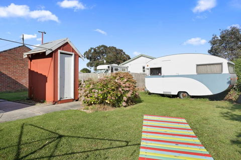 4 MONTROSE AVE - Retro Home In The Heart Of Town - Sunshine Coast Tourism 3