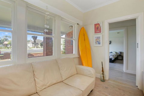 4 MONTROSE AVE - Retro Home In The Heart Of Town - Sunshine Coast Tourism 1