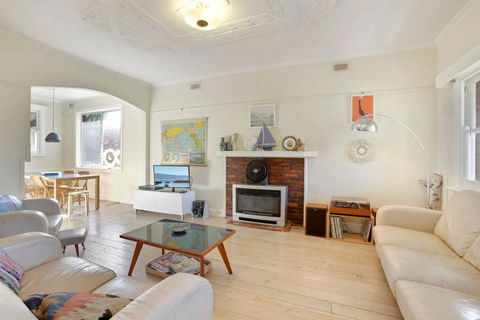 4 MONTROSE AVE - Retro Home In The Heart Of Town - Sunshine Coast Tourism 0