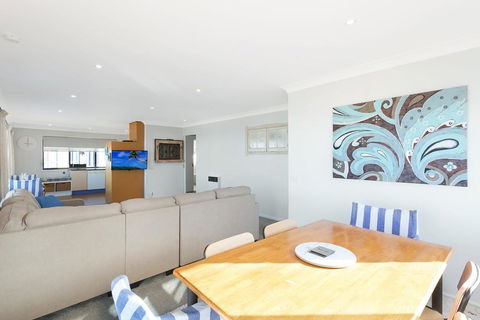 45 Hillside Cres Beach House - Holiday Sunshine Coast 3