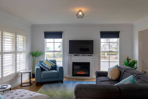 5 Bedroom Close To Beach And Moorpanyal Park - Sunshine Coast Tourism 0