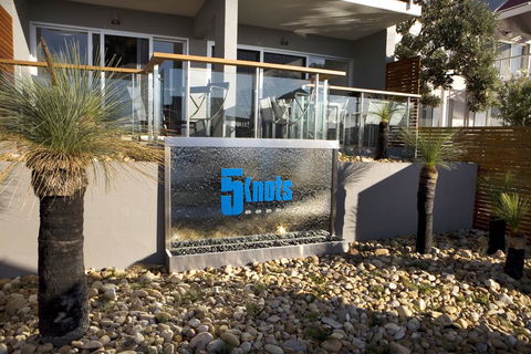 5 Knots Metung - Sunshine Coast Tourism 0