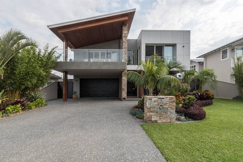 5 Liamina Avenue Apartment - Sunshine Coast Tourism 0