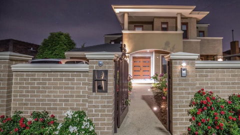 5 Star Room With Own Bathroom - Singles, Couples, Families Or Executives - Holiday Sunshine Coast 1