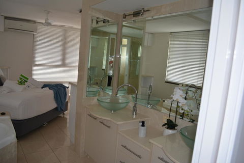 5,  Apartment On The Esplanade - Sunshine Coast Tourism 3