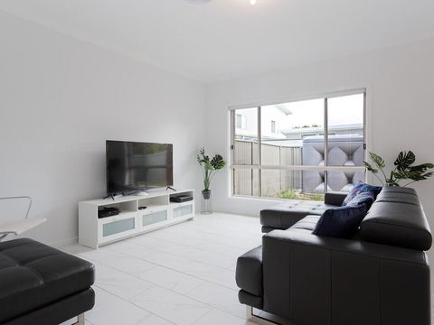 5B BENT STREET - LARGE HOUSE WITH DUCTED AIR CON, WIFI & FOXTEL - Holiday Sunshine Coast 1