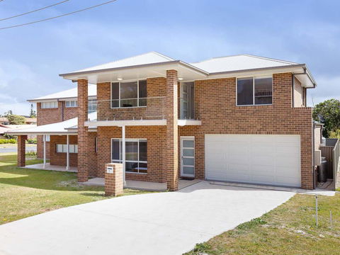 5B BENT STREET - LARGE HOUSE WITH DUCTED AIR CON, WIFI & FOXTEL - Holiday Sunshine Coast 0